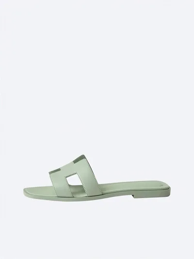 Hermès Oran Sandalen Grün Hell