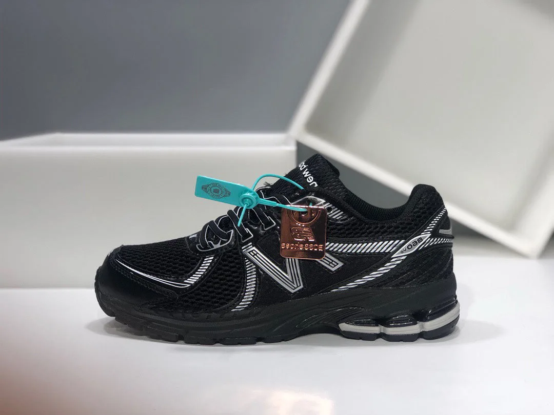 New Balance 860