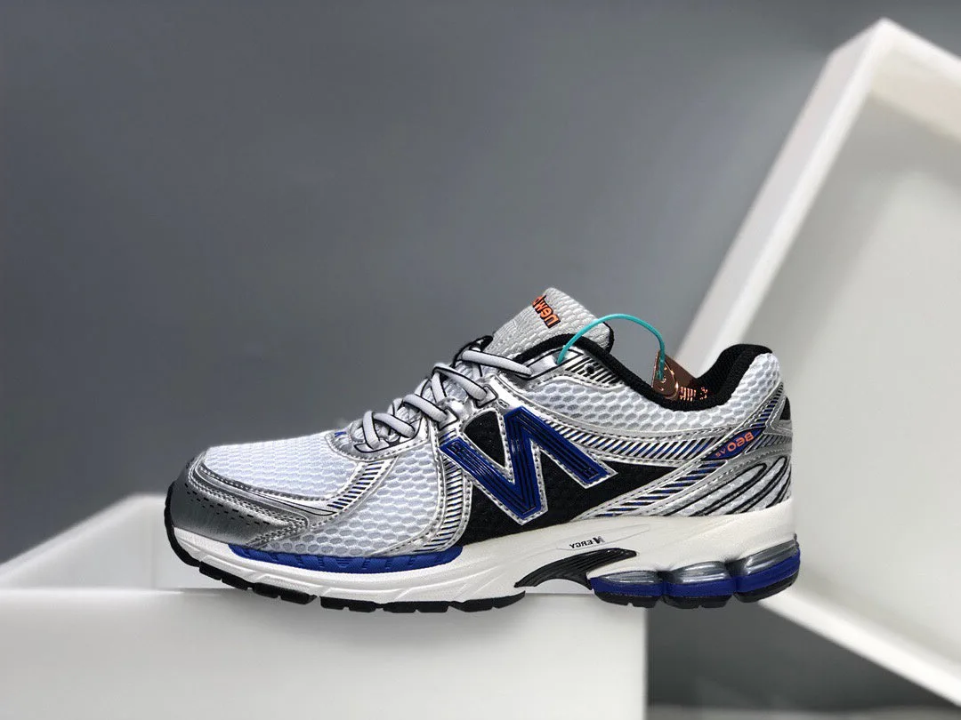 New Balance 860
