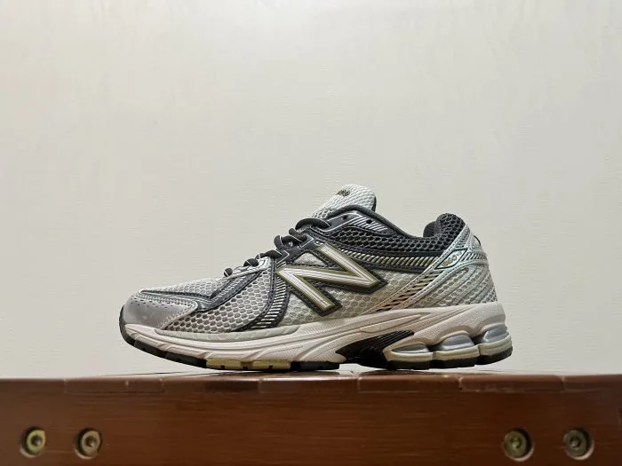 New Balance 860