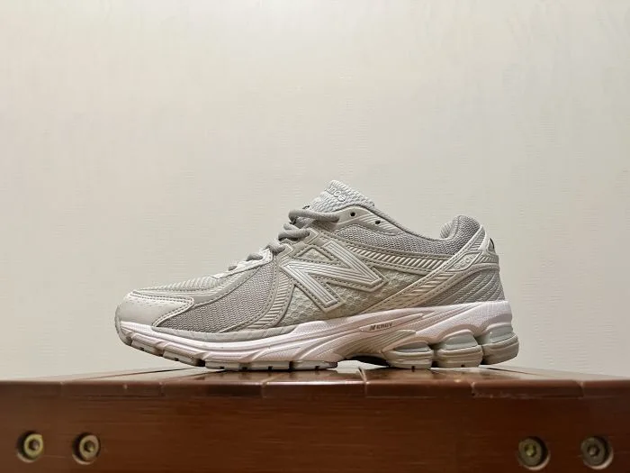 New Balance 860