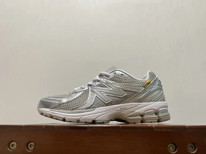 New Balance 860