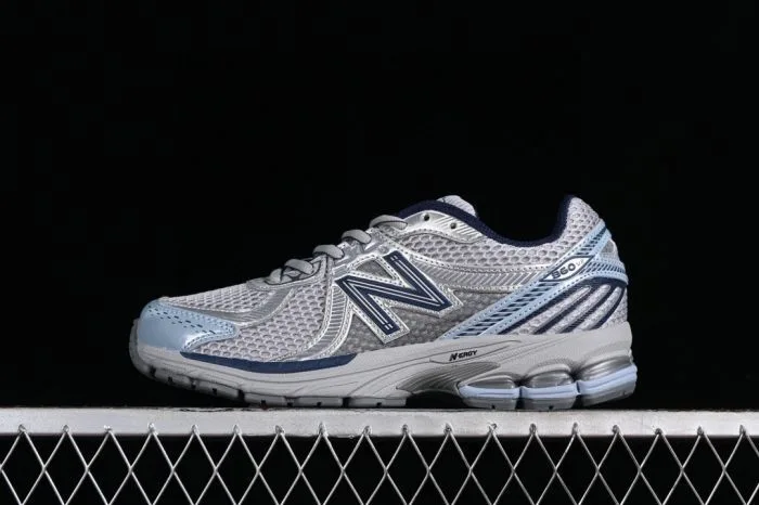 New Balance 860