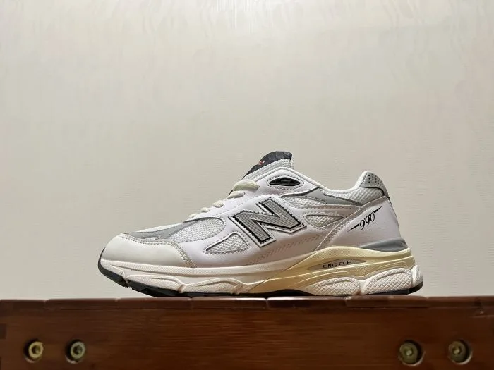 New Balance 990