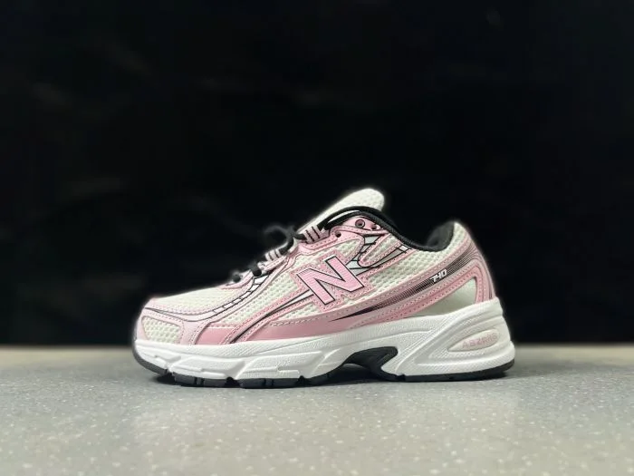 New Balance 740