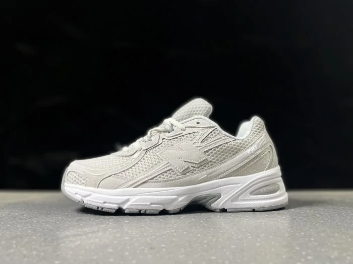 New Balance 740